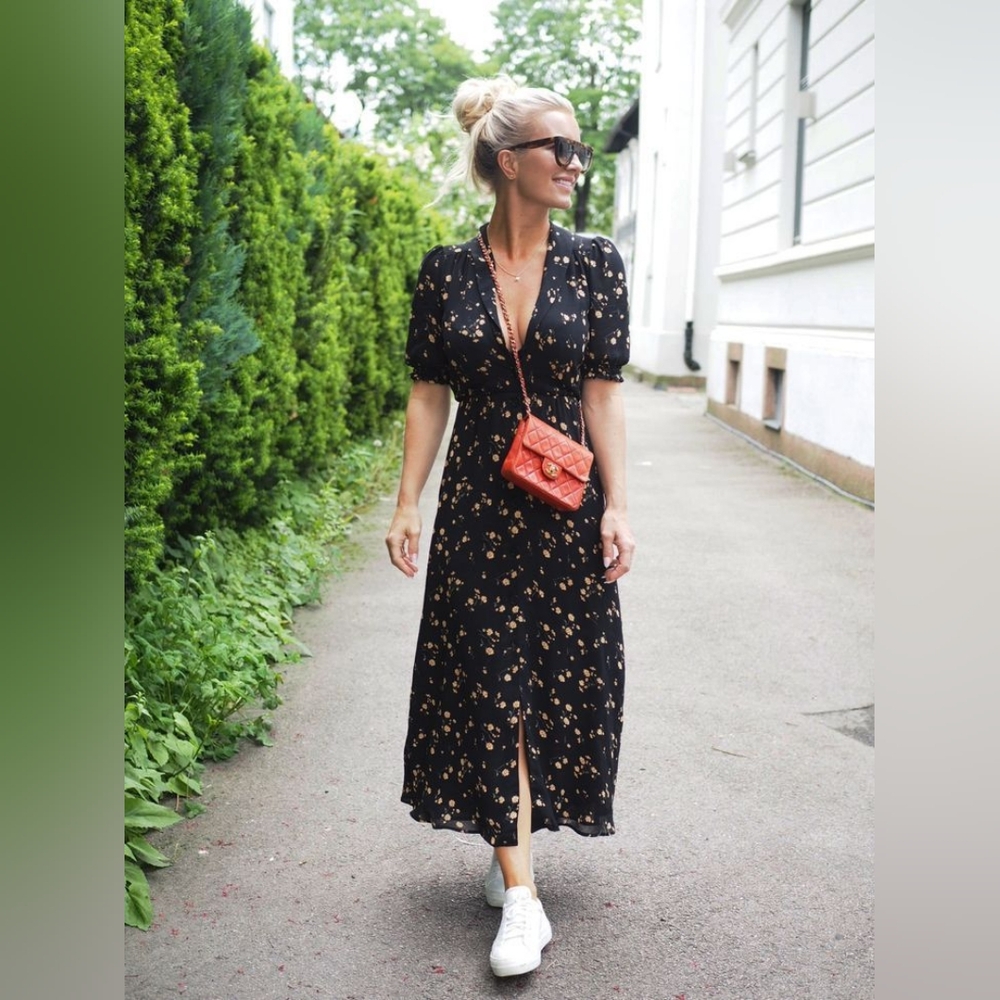 Black and White Midi Dress with Notched Collar and Short Sleeves